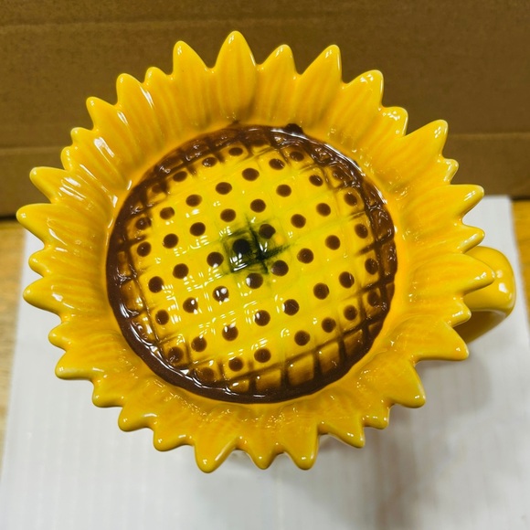 Rae Dunn mug #1 MOM with 3D sunflower lid. NEW. Yellow with black letters. - Picture 2 of 6